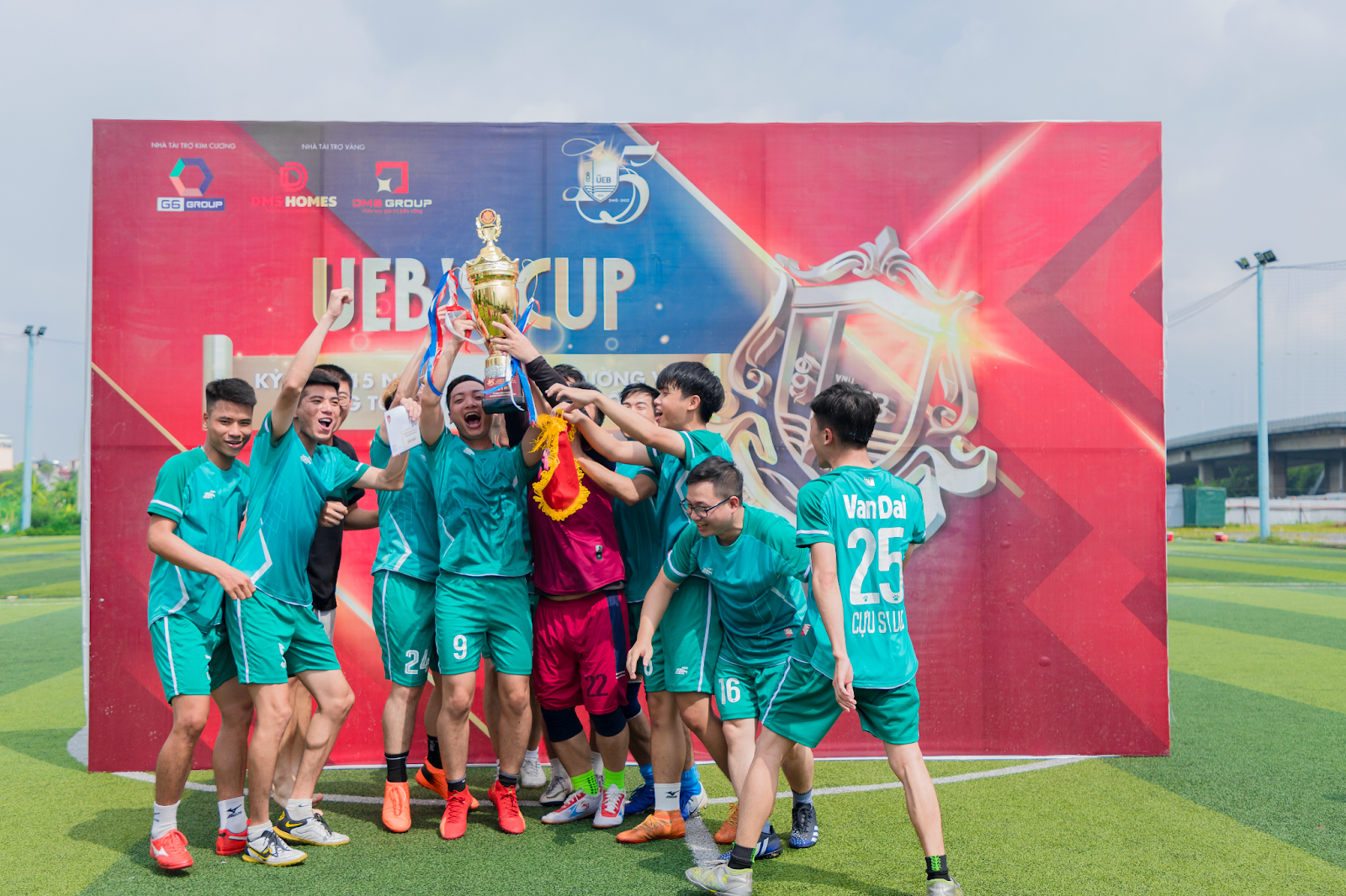 Nín thở trước từng lượt sút luân lưu: Nhà vô địch UEB’s CUP gọi tên đội bóng Cựu sinh viên Tài chính Ngân hàng